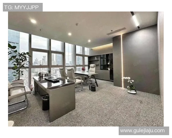 惊悚!深圳南山科技园一男子站在高楼阳台,疑似跳楼事件引发关注 惊悚!深圳南山科技园一男子站在高楼阳台,疑似跳楼事件引发关注